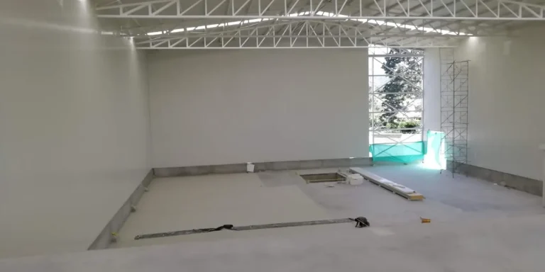 Interior de bodega con cerchas metálicas en la cubierta