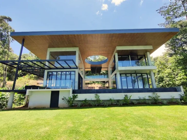 Casa campestre con pérgola metálica y ventanería en vidrio