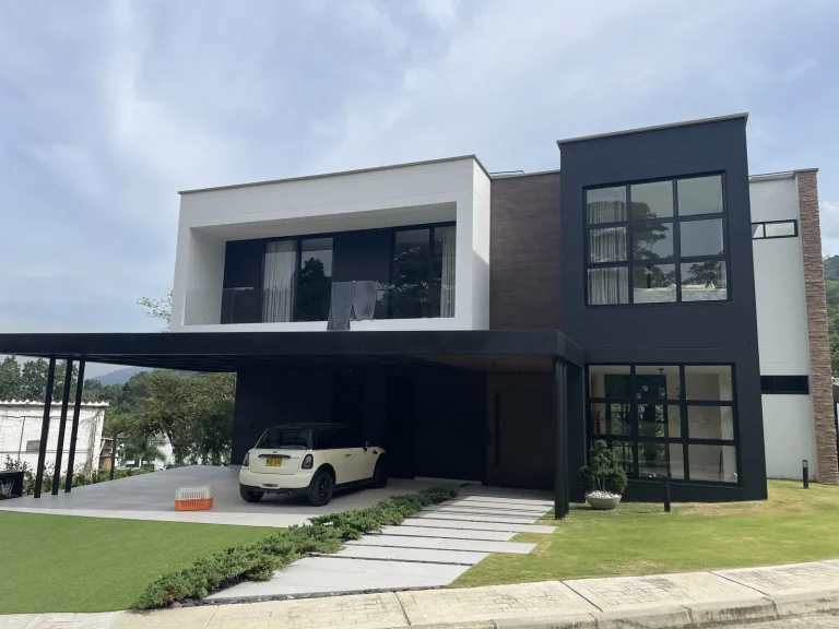 Casa moderna con ventanería en aluminio negro instalada por Metalorn
