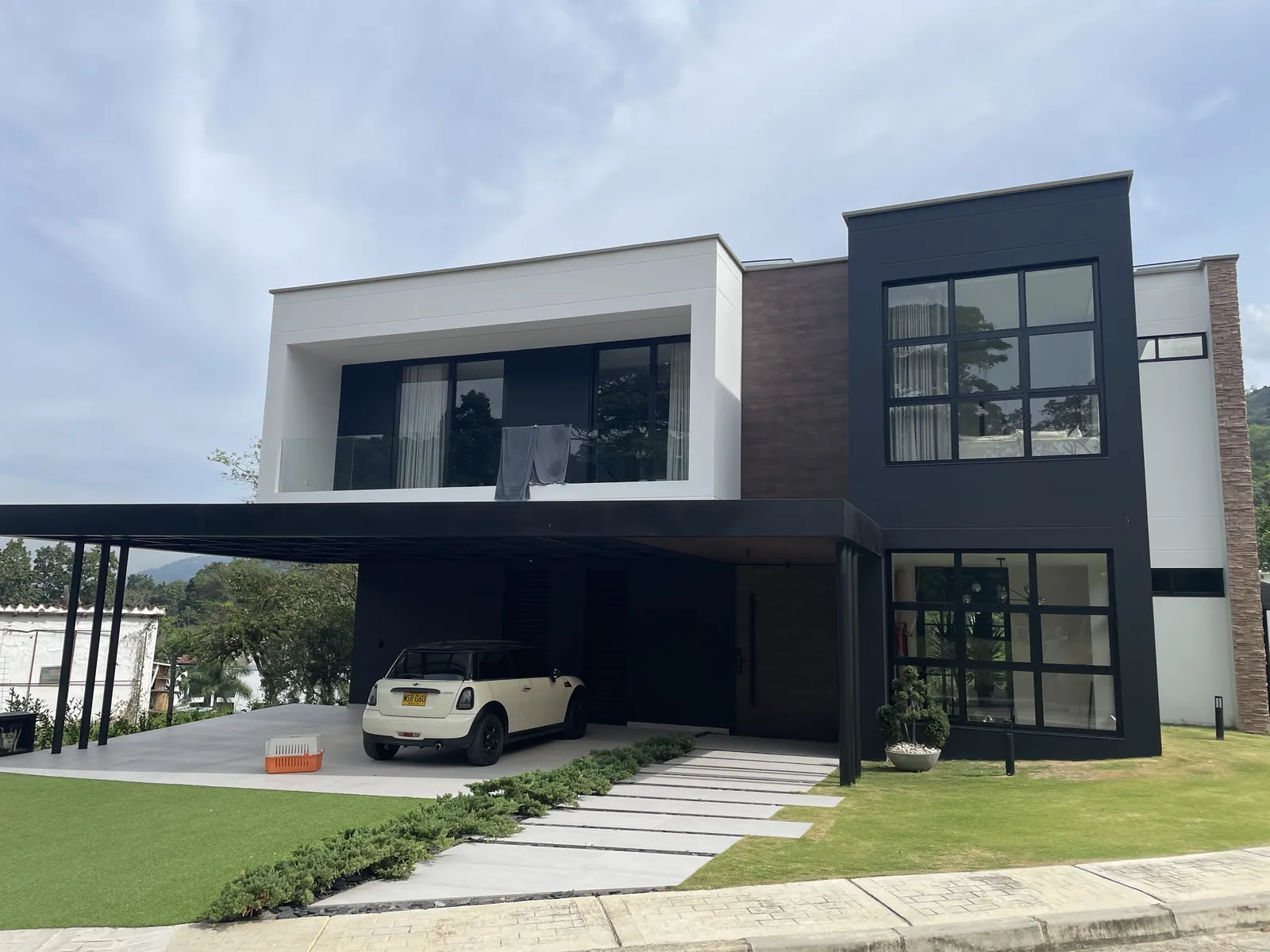 Casa moderna con ventanería en aluminio negro instalada por Metalorn