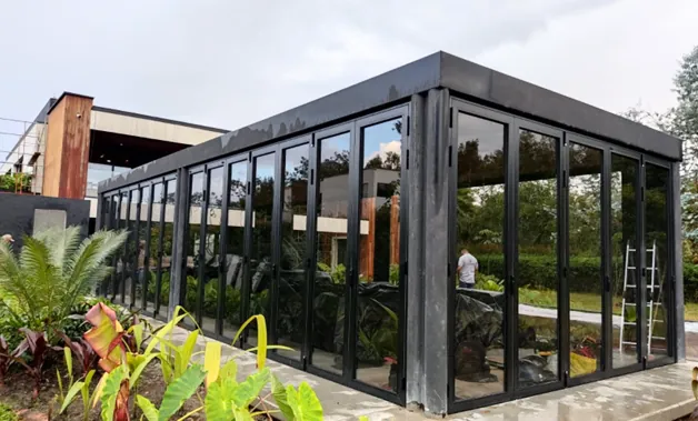 Cerramiento en vidrio y aluminio negro en terraza