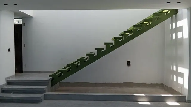 Escalera metálica de viga central con anticorrosivo instalada en vivienda