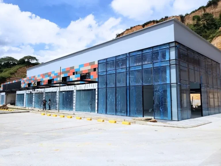 Fachada comercial en vidrio y aluminio