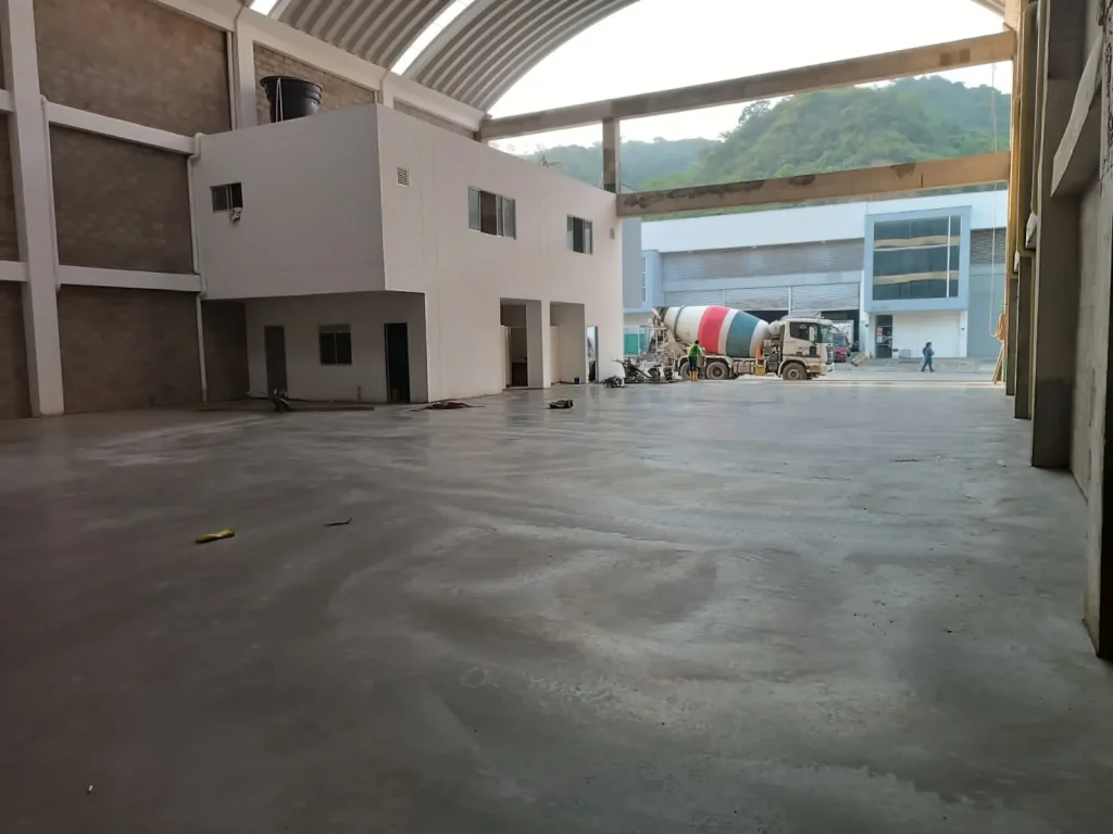 Piso industrial en concreto recién construido en bodega